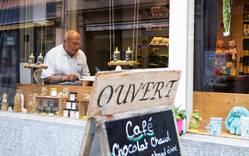 3 : Les boutiques de spécialités et les cafés de la petite ville de Château-d’Œx agrémentent le quotidien des aînés.